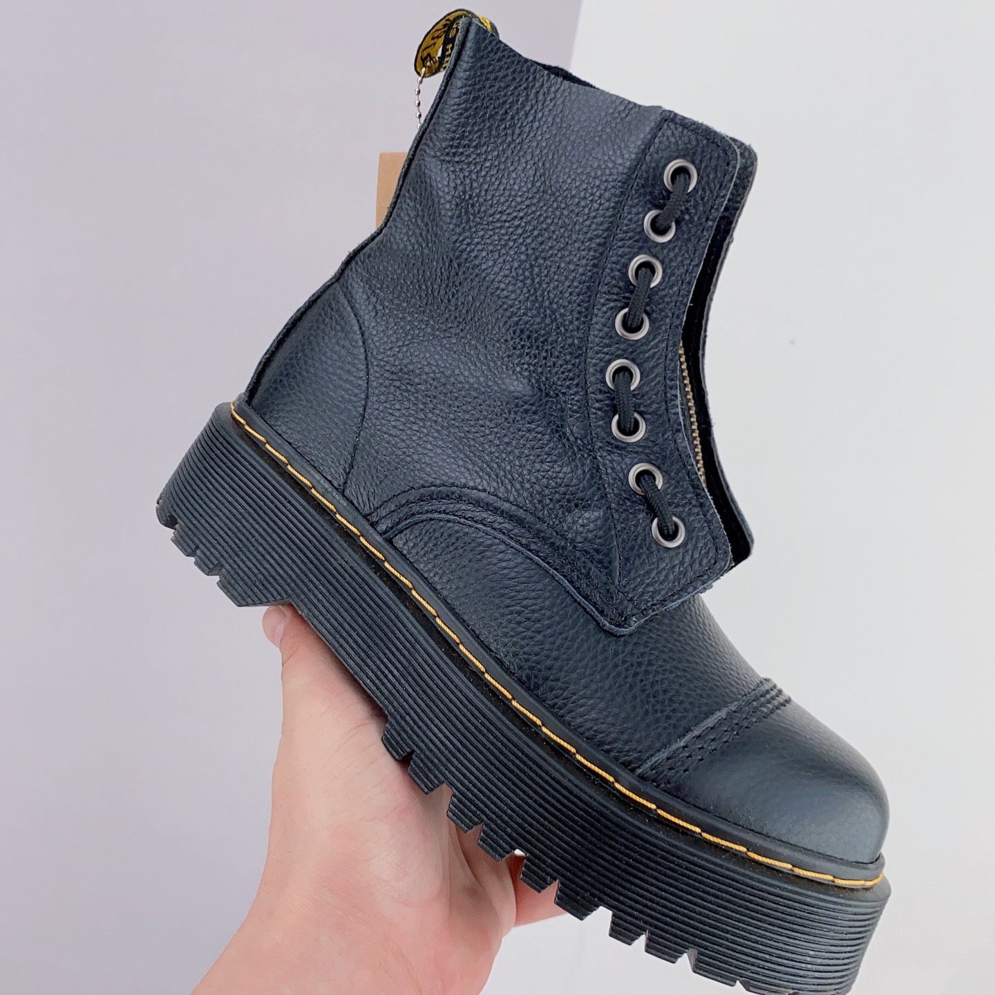 Dr. Martens Sinclair Smooth Leather Platform Boots Black - Stylish and Bold Footwear for Edgy Fashionistas